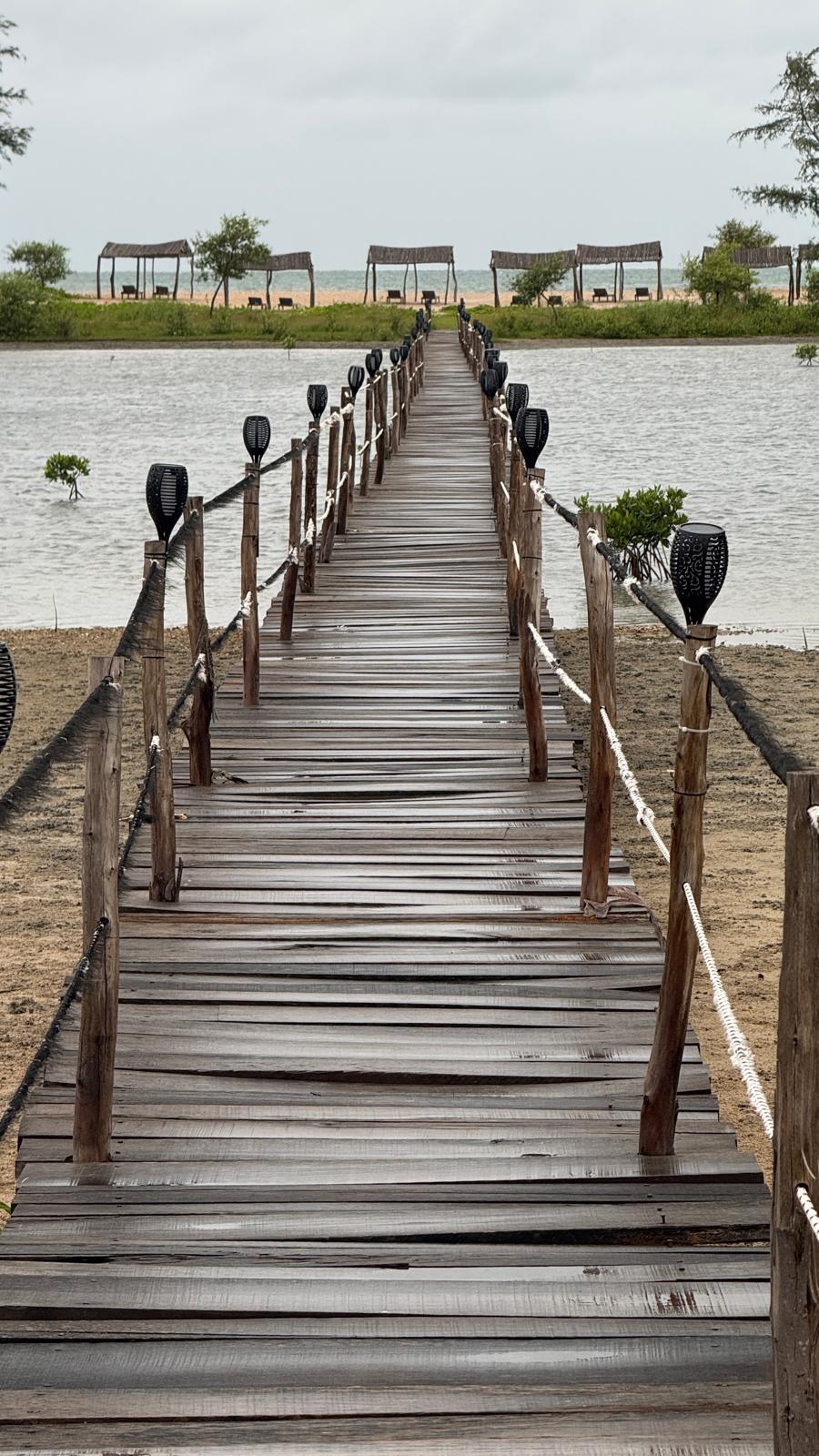 Pasarela de madera hacia la playa